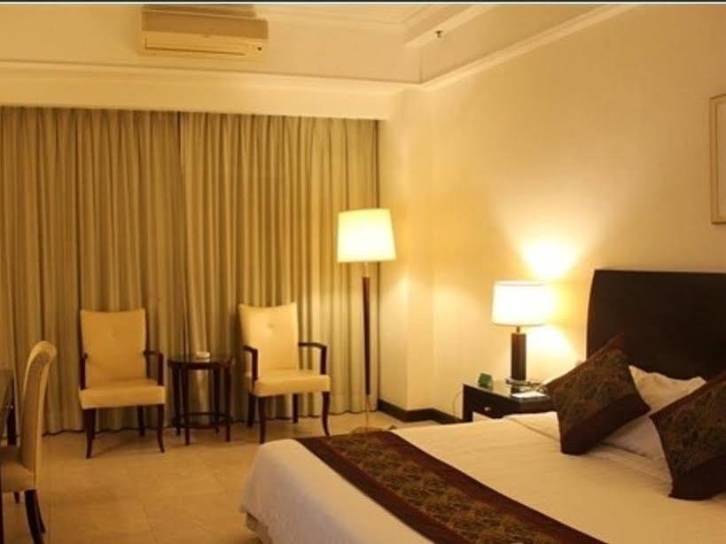 Clifford Golden Lake Hotel Foshan Exterior photo